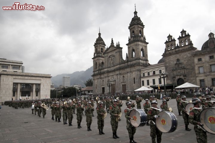 Immagine Una parata militare nel centro di Bogotà, in Plaza de Bolivar, sfila di fronte alla Cattedrale e al Palazzo di Giustizia (bianco sullo sfondo) - © gary yim / Shutterstock.com