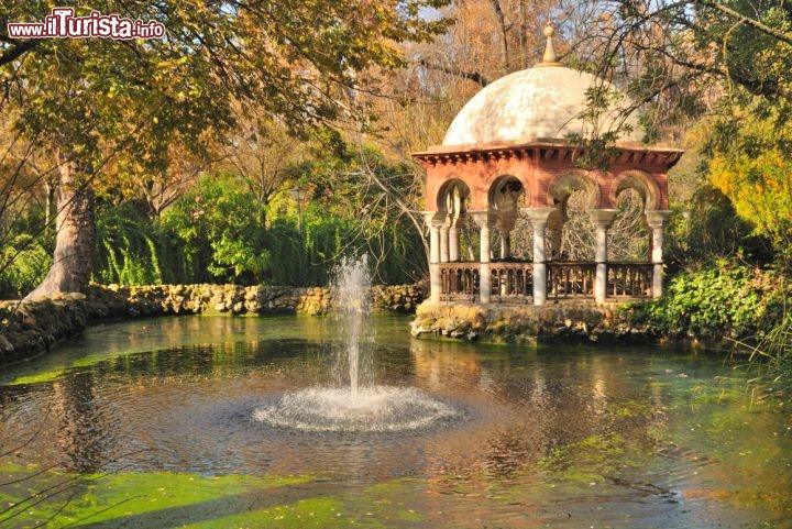 Immagine Il Parco di Maria Luisa di Siviglia, Andalusia, faceva parte dei giardini privati del Palazzo di san Telmo, ma venne donato alla città nel 1893 da parte della duchessa Maria Luisa di Montpensier. L'ingegnere Jean-Claude Nicolas Forestier, nel progettarlo, si ispirò ai giardini dell'Alhambra e dell'Alcazar di Siviglia - © monysasu / Shutterstock.com