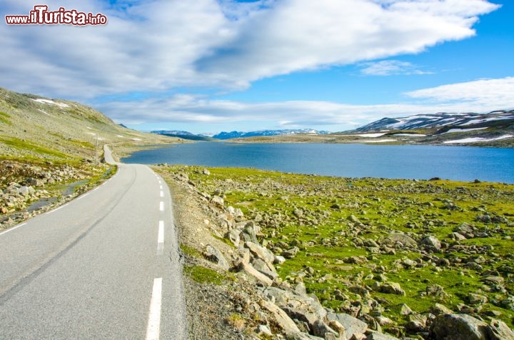 Immagine Parco Nazionale Jotunheimen lungo la strada dei fiordi, Norvegia. A ricoprire i 3500 chilometri quadrati di questa riserva naturale sono ghiacciai, laghi lapini e alte montagne. Il parco si trova a circa 240 km a nord-ovest di Oslo.