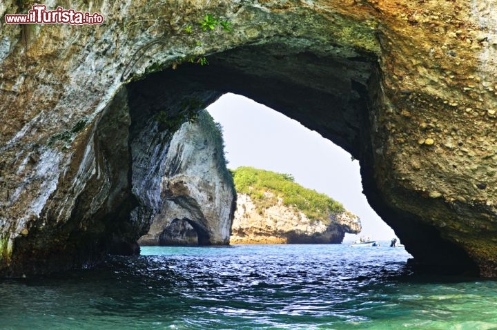 Immagine Parco Nazionale Los Arcos: è un parco marino che si trova nei pressi del Paredón Colorado, proprio di fronte a Mismaloya. Centinaia di migliaia di anni di erosione marina hanno formato queste spettacolari sculture ad arco nella roccia su alcune isolette - © Elena Elisseeva / Shutterstock.com