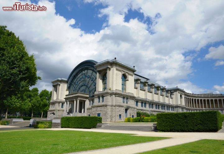 Immagine Parc du Cinquantenaire, il Parco del Cinquantenario a Bruxelles: venne costruito alla fine del 19° secolo, per ricordare l'indipendenza del Belgio che avvenne nel 1830 - © skyfish / Shutterstock.com