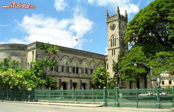 Immagine Il neogotico Parlamento di Barbados si trova a Bridgetown, in National Heroes Square - © Attila JANDI / Shutterstock.com