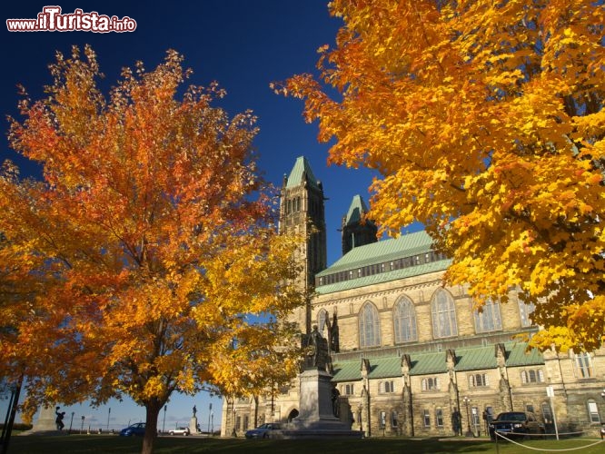 Immagine Tra le attrazioni principali di Ottawa, la piccola capitale del canadese nella regione dell'Ontario, c'è sicuramente la Parliament Hill (collina del Parlamento), dominata dagli edifici del Parlamento in stile gotico, realizzati nel 1922 e ben presto diventati simbolo della città. Ottawa fu scelta  come capitale nella seconda metà dell'Ottocento perché era a metà strada fra Toronto e Québec e perché le piccole dimensioni riducevano il rischio che si creassero gruppi temibili di anti-parlamentari - © metalstock / Shutterstock.com