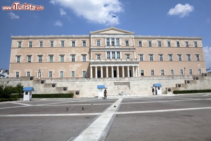 Immagine Il Parlamento Ellenico (Parlamento Greco) si trova ad atene, in Piazza Syntagma. Sottostante si trova il monumento dedicato al Milite Ignoto - © Portokalis / Shutterstock.com