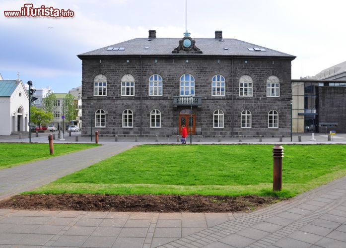 Immagine Reykjavik: il Parlamento islandese, l’Althing (Alþingi), è un edificio di basalto, risalente al 1881.