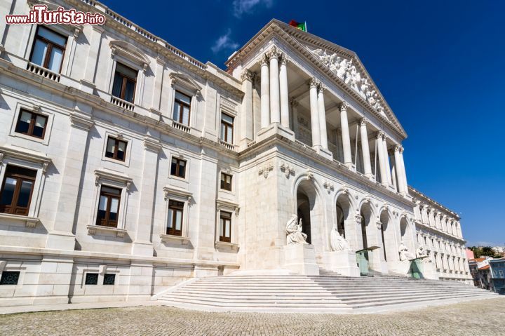 Immagine Palazzo di São Bento, sede del parlamento portoghese. Situato nel quartiere storico di Madragoa, l'edificio fu costruito dall'architetto Afonso Alvares come convento benedettino nel 1598 dove i monaci soggiornarono sino al 1820. Gravemente danneggiato dal terremoto del 1755, fu dismesso dall'ordine religioso e dal 1834 divenne proprietà dello Stato che vi insediò il parlamento. Al palazzo si accede tramite una scalinata esterna fiancheggiata da statue con sembianze leonine mentre l'ingresso principale, in stile neoclassico, è impreziosito da quattro decorazioni allegoriche femminili che simboleggiano la moderazione, la giustizia, la forza e la saggezza. 156846305