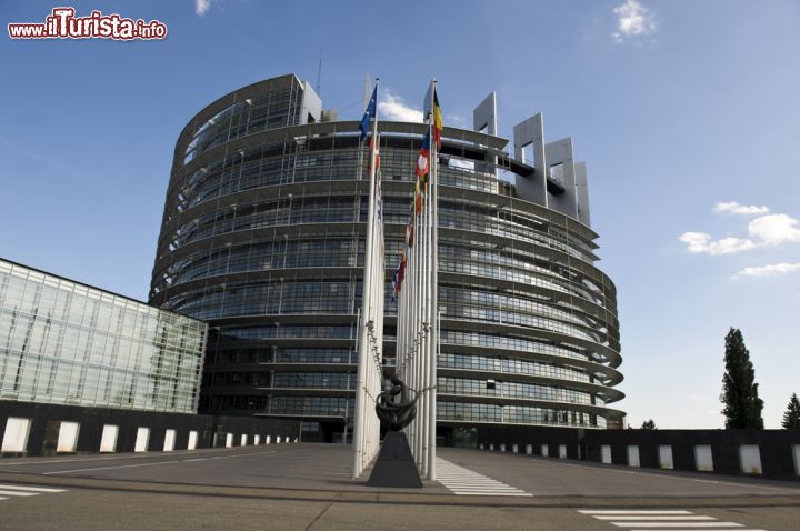 Immagine Parlamento Europeo a Strasburgo, Francia - Chiamata anche Europarlamento,questa istituzione eletta direttamente dai suoi cittadini, dispone di tre sedi fra cui quella di Strasburgo che si affianca a Bruxelles e Lussemburgo. Ogni mese i deputati si riuniscono per discutere e votare in una serie di riunioni chiamate "sedute plenarie". Nell'immagine l'edificio che ospita il parlamento in Allée du Printemps  © senai aksoy/ Shutterstock.com