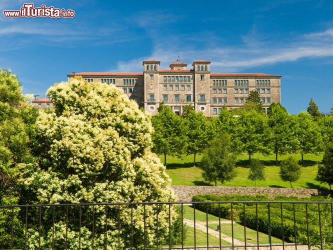 Immagine il Parque de Belvis ed il  Seminario che si trovano a Santiago de Compostela in Galizia - © Lansbricae/ Shutterstock.com