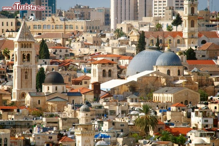 Immagine Panorama della città vecchia di Gerusalemme, Israele, dichiarata Patrimonio Mondiale dell'Umanità nel 1981. Entro le antiche mura costruite nel 1538, per volere di Solimano I il Magnifico, si concentrano i tesori più preziosi della città, distribuiti tra il quartiere cristiano, quello armeno, quello ebraico e quello musulmano - © David Rafael Moulis / Shutterstock.com