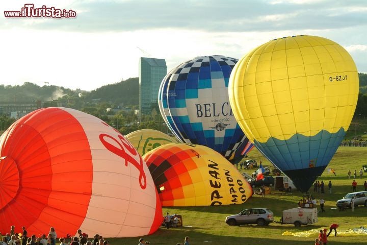 Immagine Partenza volo in mongolfiera dal centro di Vilnius, in Lituania - © Ente del Turismo della Lituania