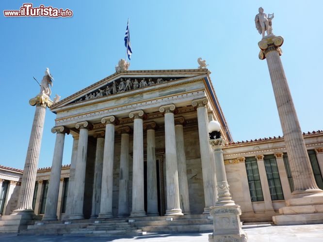 Immagine Particolare dell'Accademia Nazionale della Grecia ad Atene. L'edificio in stile neoclassico si deve al progetto dell'architetto Teofilo Hansen, ed è oggi uno dei monumenti più significativi della capitale della Grecia - © Dimitrios / Shutterstock.com