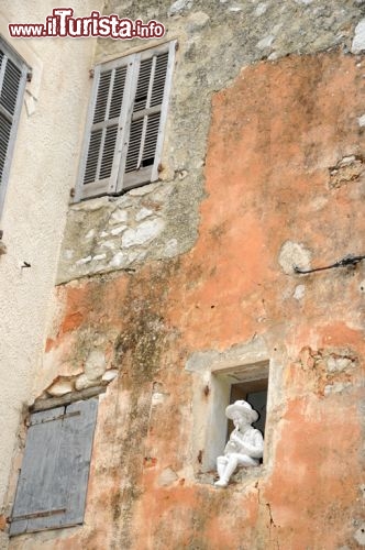 Immagine A decorare le facciate delle mura del villaggio non sono solo edera e buganvillea ma anche belle creazioni della produzione artigianale locale.