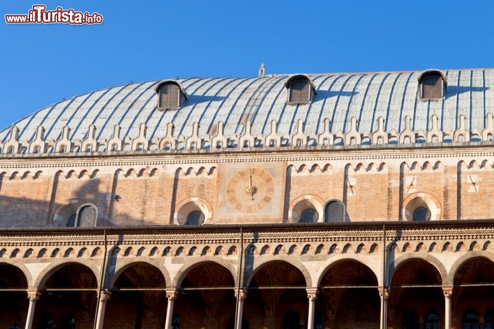Immagine Particolare architettonico della copertura del palazzo della Ragione (o Salone) in piazza delle Erbe a Padova - © vvoe / Shutterstock.com