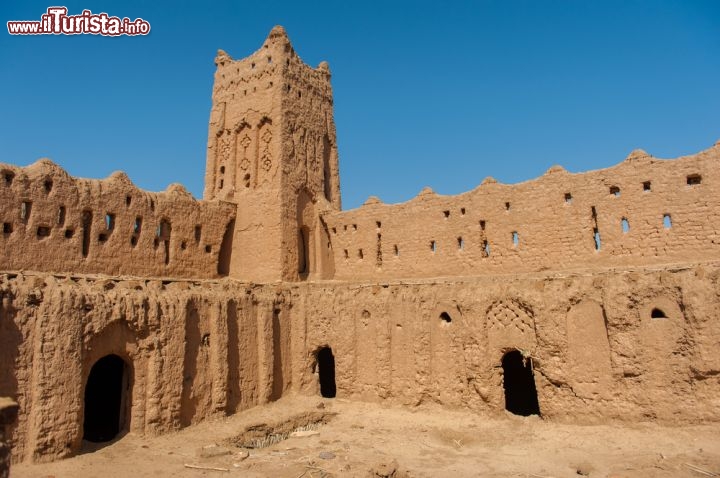 Immagine Particolare architettonico del castello di fango di Ait Benhaddou, Patrimonio UNESCO del Marocco, in Africa - © Sam Strickler / Shutterstock.com