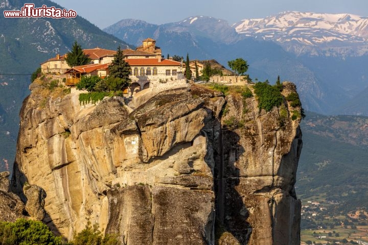 Immagine Panorama sul monastero di Aghia Triada, Meteore - L'ardita costruzione in cima a picchi rocciosi di questi edifici religiosi ha contribuito a crearvi attorno un alone di sacro e di mistero: se fino al secolo scorso i monaci erano raggiungibili solo attraverso scale a pioli o sistemi a carrucola, oggi turisti e devoti possono arrampicarsi sino alla sommità delle falesie che ospitano i monasteri grazie a scale scavate nella roccia o addirittura in muratura. Il panorama di cui si gode arrivati sulla sommità è impagabile  © Andrei Pop / Shutterstock.com