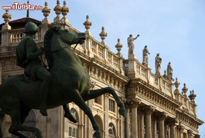 Immagine Un particolare di Palazzo Madama in Piazza Castello, nel centro di Torino (Piemonte). In primo piano una delle due statue bronzee dei Dioscuri realizzate da Abbondio Sangiorgio e posizionate ai lati della cancellata del vicino Palazzo Reale - © Mauro Bighin / Shutterstock.com