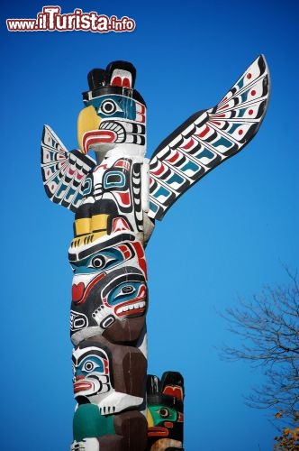 Immagine Uno dei totem indiani all'interno dello Stanley Park di Vancouver, nel sud della Columbia Britannica, Canada. I totem, collocati nella parte nord-orientale del parco sulla stretta penisola accanto a Brockton Point, sono l'attrazione più visitata dell'intera regione. Di recente il sito è stato ampliato con altri manufatti e documenti, per far conoscere ai visitatori l'arte e la storia dei nativi americani - © trappy76 / Shutterstock.com