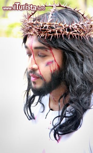 Immagine Pasinaya Festival a Manila Filippine: qui si rivive la crocifissione di Gesu Cristo e le rappresentazioni sono di una cruda veridicità  © Tony Magdaraog / Shutterstock.com