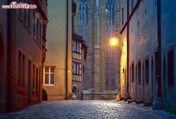 Immagine Passeggiata mattutina a Rothenburg, Germania - Le luci dell'alba accompagnano alla scoperta di palazzi storici e religiosi nel centro di Rothenburg: in questa immagine uno scorcio della Chiesa di San Giacomo, la più grande e importante della città, la cui costruzione è durata circa 100 anni prima di essere consacrata nel 1448 © mannromann / Shutterstock.com