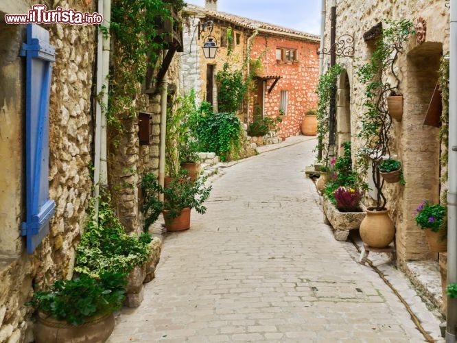 Immagine Passeggiare nel "village perché" di Tourrettes sur Loup, Francia - Per andare alla scoperta degli scorci panoramici più suggestivi di Tourrettes una bella passeggiata a piedi fra le sue viuzze lastricate è sicuramente il modo migliore per consocerne l'anima più vera © ALEXANDER LEONOV / Shutterstock.com