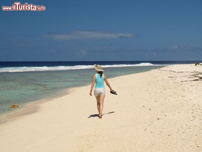 Immagine La spiaggia bianca di Maupiti, Polinesia, si presta alle lunghe passeggiate in riva al mare. La protezione solare è d'obbligo, e magari un bel cappello di paglia: in fondo siamo tra l'Equatore e il Tropico del Cancro, ei raggi solari non scherzano. La stagione ideale per una vacanza va da maggio a ottobre, secca e relativamente fresca (22°C di minima media e 29°C di massima). - © Meli78 / Shutterstock.com