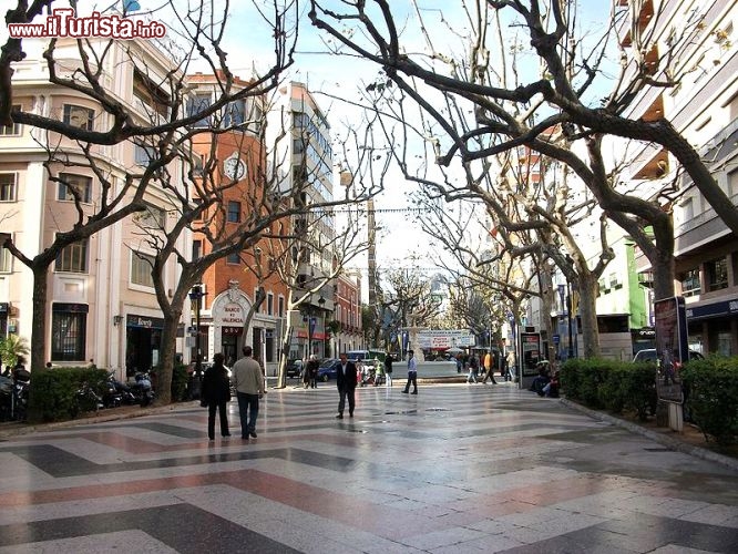 Immagine Passeig Germanies: la strada pedonale del centro di Gandia in Spagna - autore Joanbanjo