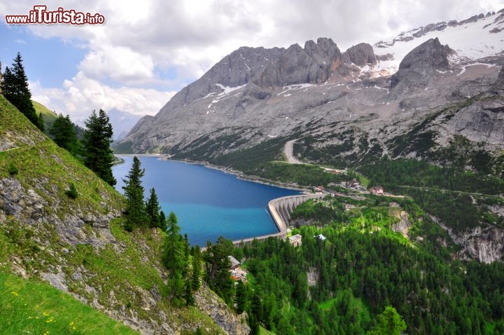 Immagine Il Passo Fedaia con l'omonimo lago vicino ad Alba di Canazei, al confine tra il Trentino ed il Veneto. Sullo sfondo, a destra, il ghiacciaio della Marmolada - © jaroslava V / Shutterstock.com