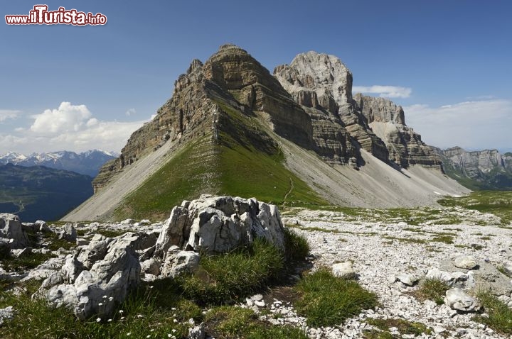 Immagine Passo del Grostè sopra a Madonna di Campiglio: fotografia della Pietra Grande, una spettacolare montagna del Trentino - © m.bonotto / Shutterstock.com