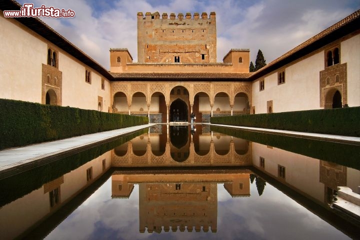 Immagine Patio de los Arrayanes Alhambra Granada Spagna - © jorgedasi / Shutterstock.com