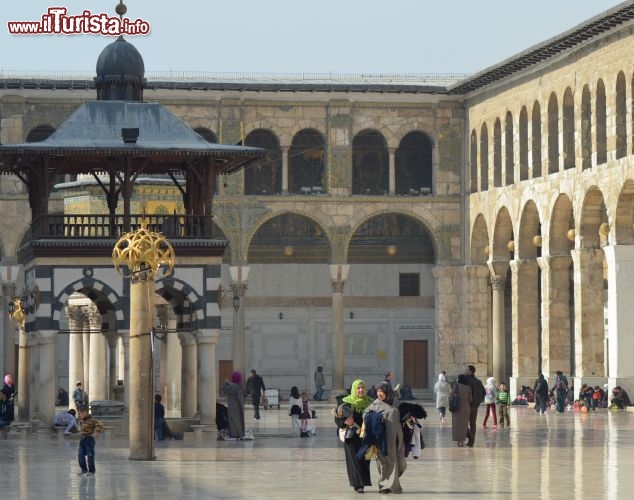 Immagine Patio della della Moschea degli Omayyadi a Damasco in Siria. Nel complesso religioso, posto a fianco della cittadella di Damasco si trova anche la tomba del Saladino - Foto di Monia Savioli