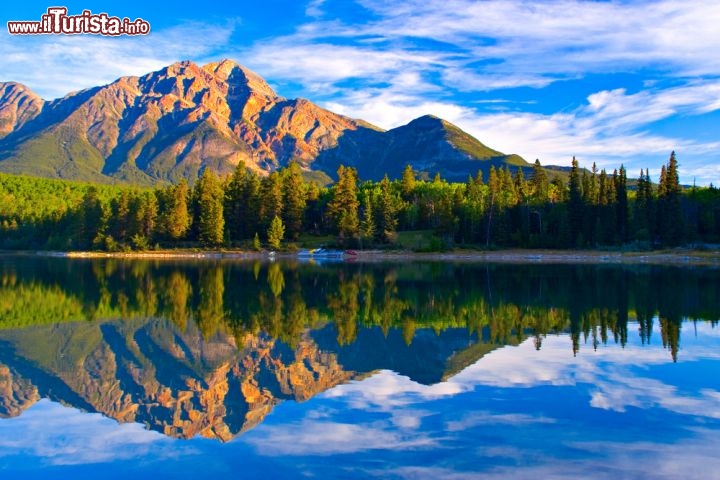 Immagine Il Patricia Lake del Jasper National Park (Canada) in una luminosa giornata di primavera. Intitolato alla principessa Patricia di Connaught, nipote della Regina Victoria, è solo uno degli specchi d'acqua suggestivi che costellano il parco - © Jason Kasumovic / Shutterstock.com