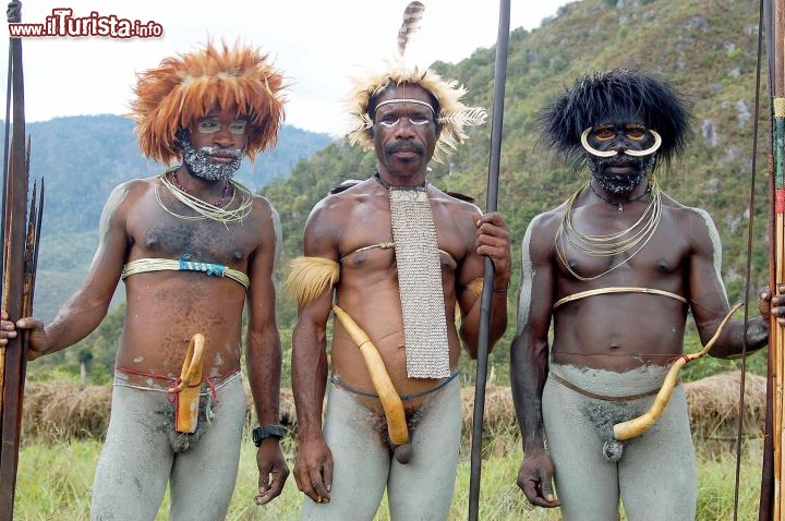 Immagine Papua Nuova Guinea, uomini della tribù di Dani - Foto di Giulio Badini, I Viaggi di Maurizio Levi.