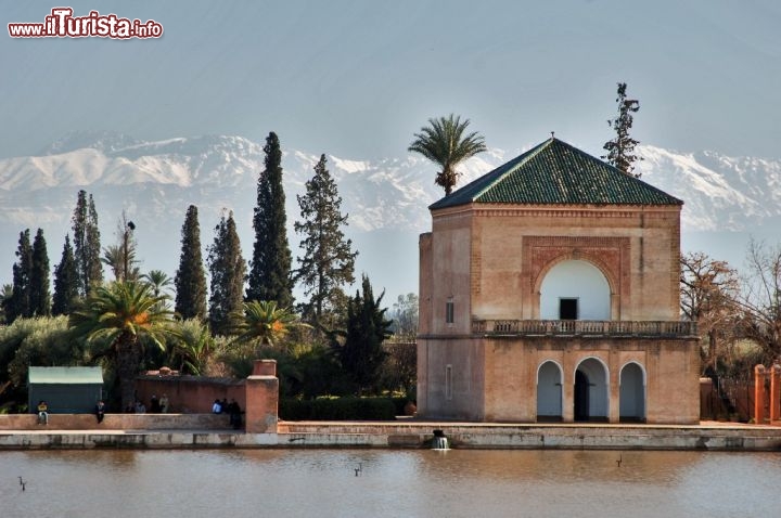 Immagine Pavillon Menaragarten a Marrakech, Marocco - Con lo sfondo delle montagne innevate dell'Atlante, i giardini Menara sono situati poco distanti da piazza Jamaa el Fna: la loro costruzione è iniziata durante il regno del califfo 'Abd al-Mu'min nel XII° secolo. Al centro di questo bel complesso vi è una grande piscina. Dal 1985 sono patrimonio mondiale dell'umanità dell'Unesco