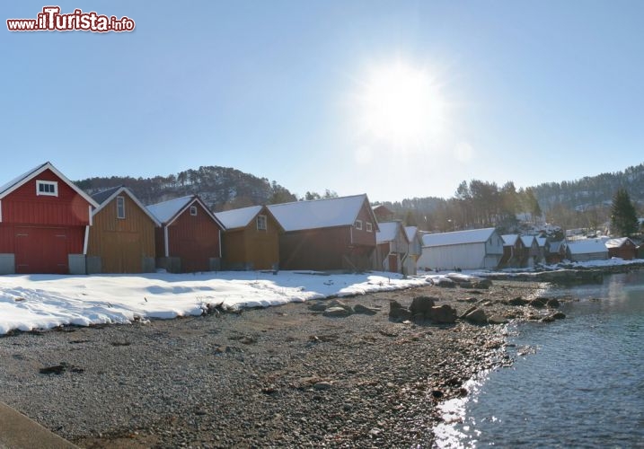 Immagine Peggy's Cove con la neve: anche in questa piccola località della Nuova Scozia, Canada, nonostante l'influsso mitigatore dell'oceano, non mancano le nevicate invernali che rendono il paesaggio ancora più suggestivo. Le case di legno, coi tetti a punta imbiancati, ricordano più che mai un villaggio delle bambole - © Ingvald Kaldhussater / Shutterstock.com