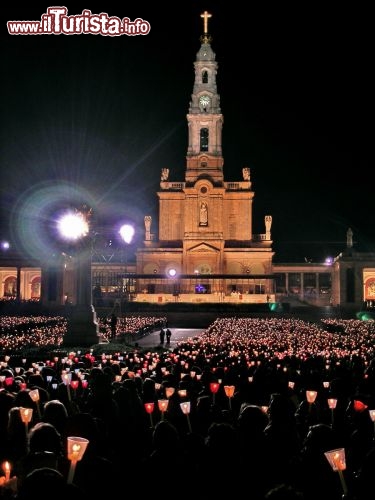 Immagine Pellegrini a Fatima durante una veglia notturna nel piazzale della chiesa di Nostra Signora del Rosario