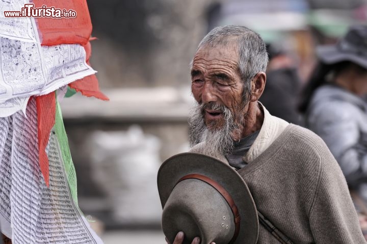 Immagine Pellegrino al Tempio tibetano di Jokhang: il sito religioso si trova a Lhasa in Tibet - © Hung Chung Chih / Shutterstock.com