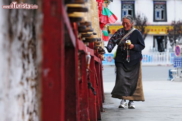 Immagine Un pellegrino in visita al Palazzo di Potala a Lhasa la capitale della regione del Tibet, nel sud-est della Cina - © Hung Chung Chih / Shutterstock.com