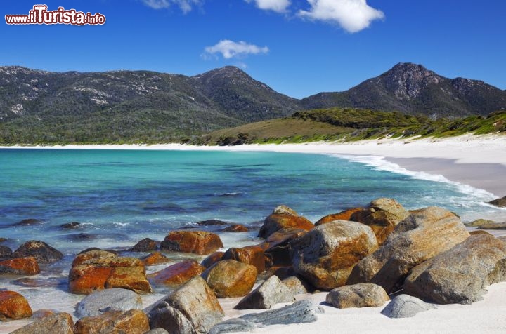Immagine La Penisola Freycinet ospita la bella spiaggia di Wineglass Bay, una delle più famose della Tasmania - © Markus Gann / Shutterstock.com