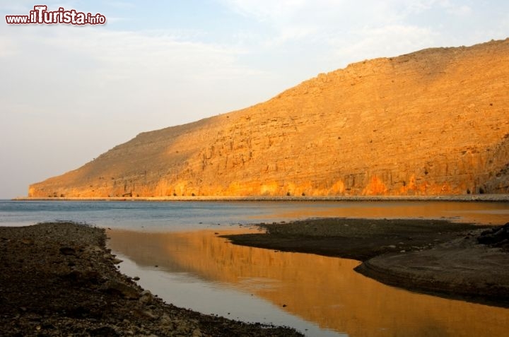 Immagine Penisola di Musandam, Oman. Si noti la mancanza di vegetazione, causata dal clima molto caldo e dalla mancanza di piogge abbondanti, se non in caso di una particolare attività monsonica in estate - © Bildagentur Zoonar GmbH / Shutterstock.com