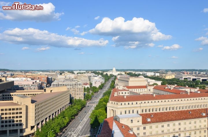 Immagine La famosa Pennsylvania street a Washington: la strada che conduce al Capitol Hill ospita gli Uffici della FBI, la polizia federale, oltre che altri edifici dell'amministrazione americana - © Orhan Cam / Shutterstock.com