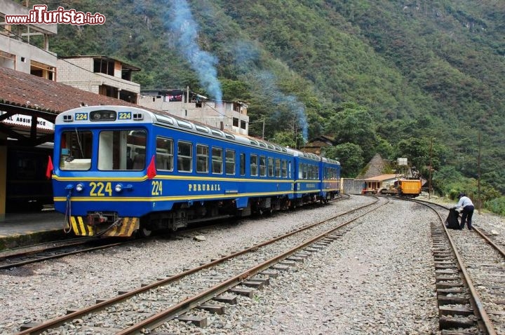 Immagine PeruRail, Aguas Calientes: nella stazione di Machupicchu Pueblo arrivano anche i lussuosi treni della compagnia PeruRail attraversando lo scenario idilliaco della valle del Rio Urubamba, nella regione di Cusco - Foto © shin  / Shutterstock.com