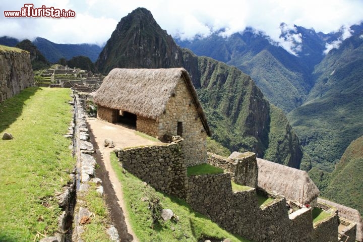 Immagine Fotografia di Machu Picchu, Perù  - Come tipico nell'architettura inca, la maggior parte delle facciate delle costruzioni, così come delle finestre e delle nicchie, hanno forma trapezoidale più larga alla base e minore all'estremità superiore. Quasi tutti gli edifici sono con pianta rettangolare mentre pochi sono a forma circolare o curva - © Yaromir / Shutterstock.com