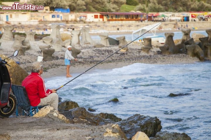 Immagine Pescatore a Costanta (Costanza) la città della Romania sul Mar Nero - © GSerban / Shutterstock.com