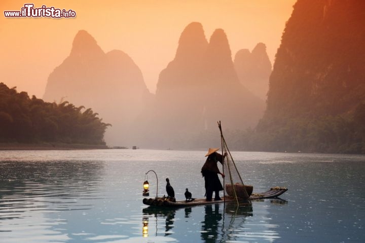 Immagine Pescatore con cormorani a Guilin sul fiume Li, in Cina - © Tutti Frutti / Shutterstock.com