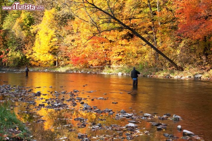 Immagine Nei pressi di Mississauga - Ontario, Canada - alcuni pescatori all'opera lungo il fiume, nell'esplosione dei colori dell'autunno - © Miles Away Photography / Shutterstock.com