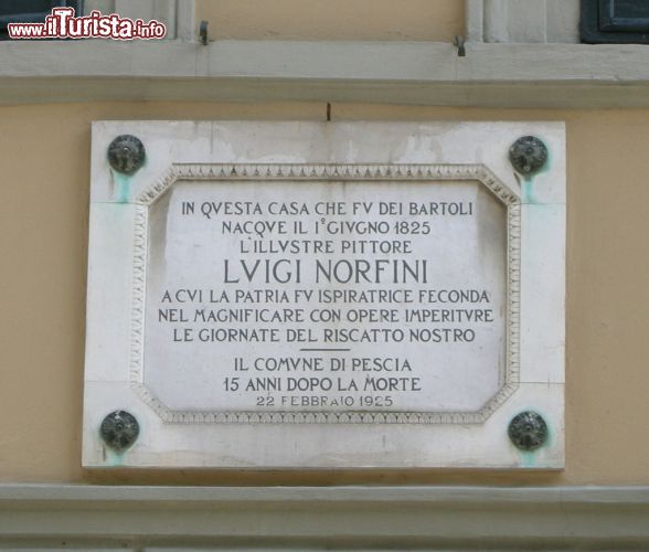 Immagine Pescia, Pistoia: la targa della casa di Luigi Norfini, famoso artista pesciano