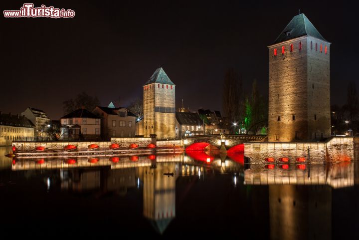 Immagine Petite France, area turistica di Strasburgo in Francia - Quartiere storico di Strasburgo, situato sulla Grande Ile, dal 1988 patrimonio Unesco, ospita numerose case a graticcio dal caratteristico telaio in legno a vista. Danneggiata durante la seconda guerra mondiale, Petite France venne ricostruita a partire dalla fine del conflitto restituendo agli immobili il loro carattere storico © Leonid Andronov / Shutterstock.com