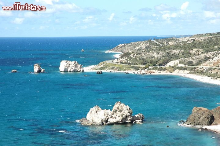 Immagine Lungo la costa sud-occidentale di Cipro, tra Paphos e Limassol, la spiaggia di Petra Tou Romiou è diventata famosa per lo scoglio di Afrodite, dal quale, secondo la leggenda, sarebbe nata la dea dell'Amore.