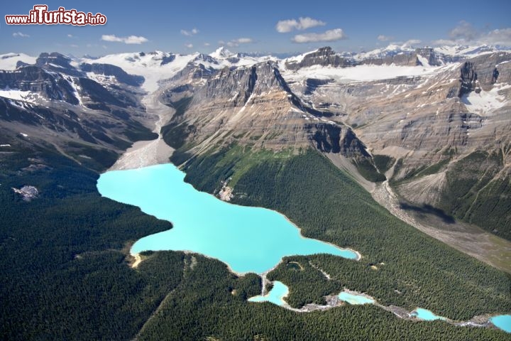 Immagine Peyto Lake con ghiacciaio: ci troviamo nela Banff National Park in Alberta, tra le Montagne Rocciose del Canada - © Bradley L. Grant / Shutterstock.com