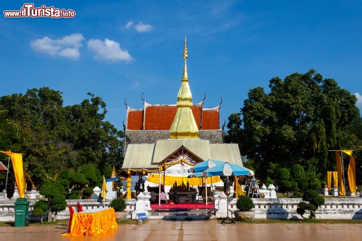 Immagine Fotografia del Phrathat Kham a Khon Kaen, Thailandia - E' considerato uno dei più begli stupa della città e del paese intero: quello di Phrathat Kham è fra i templi dedicati alla fede buddhista più venerati dai fedeli e visitati dai turisti che ogni anno si recano in questo paese del sud est asiatico per ammirarne le bellezze artistiche e culturali © Sombat Muycheen / Shutterstock.com